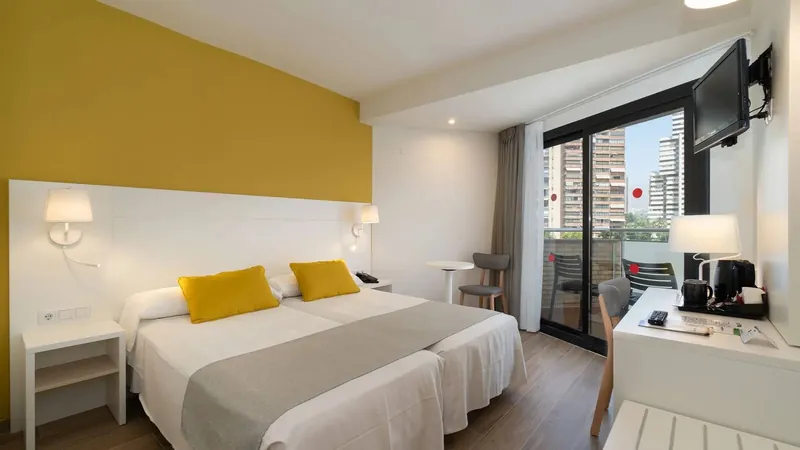 Hotel Rio Park: Twin room, Twin beds and a balcony door onto the towers