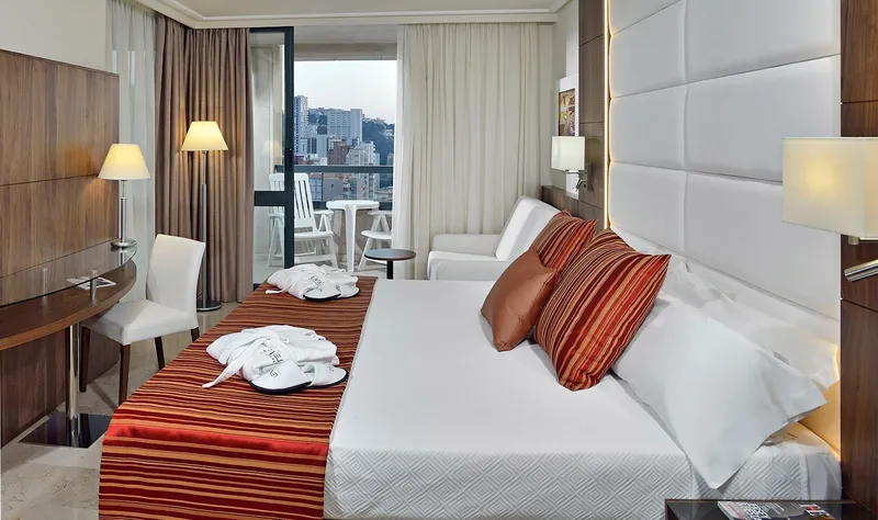 Meliá Benidorm: Double room, Double room with striped throw and balcony