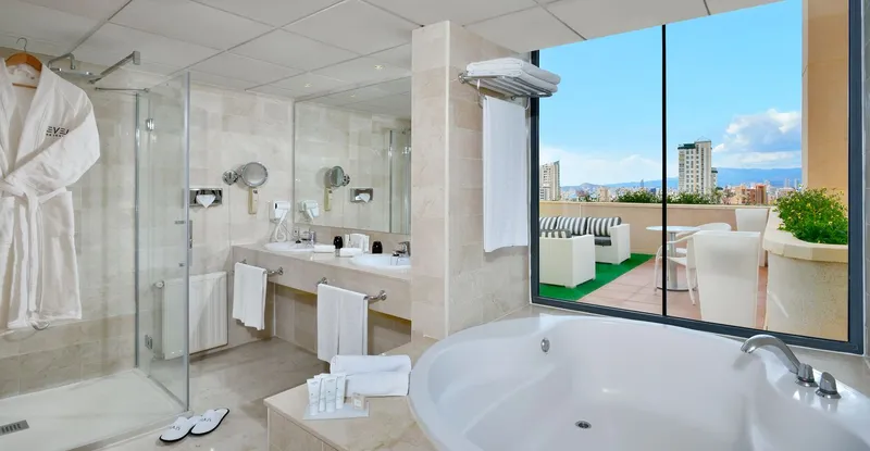 Meliá Benidorm: Bathroom, Bathroom with round bathtub, shower and terrace view