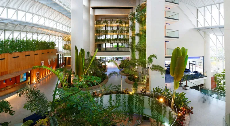 Meliá Benidorm: Atrium, Glass atrium filled with plants and greenery