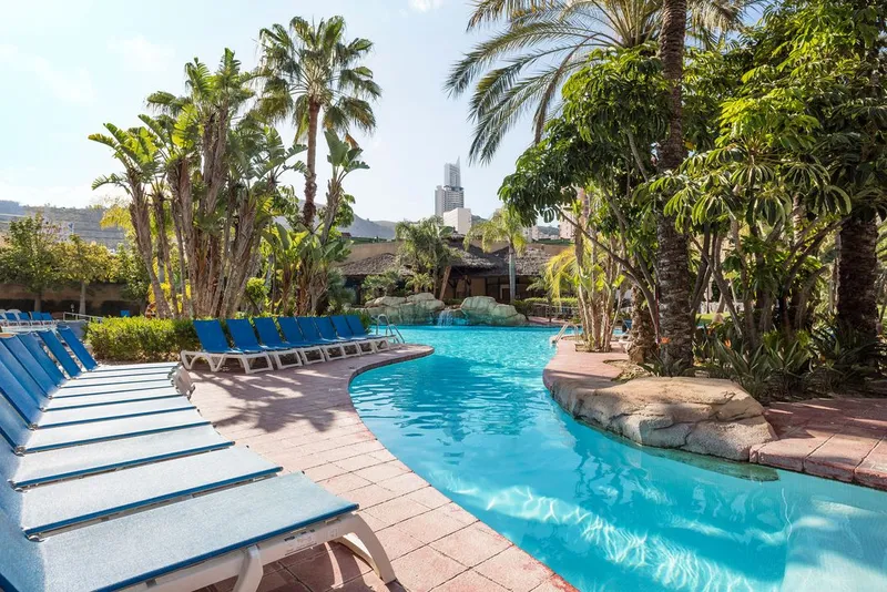Meliá Benidorm: Lagoon pool, Winding pool with loungers among palm trees