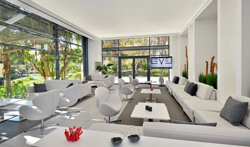Meliá Benidorm: Lounge, White sofas and armchairs by garden windows