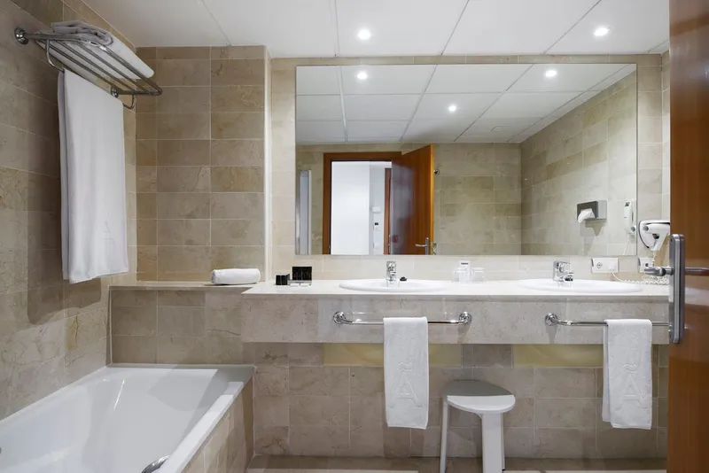 Meliá Benidorm: Bathroom, Bathroom with twin basins and bathtub