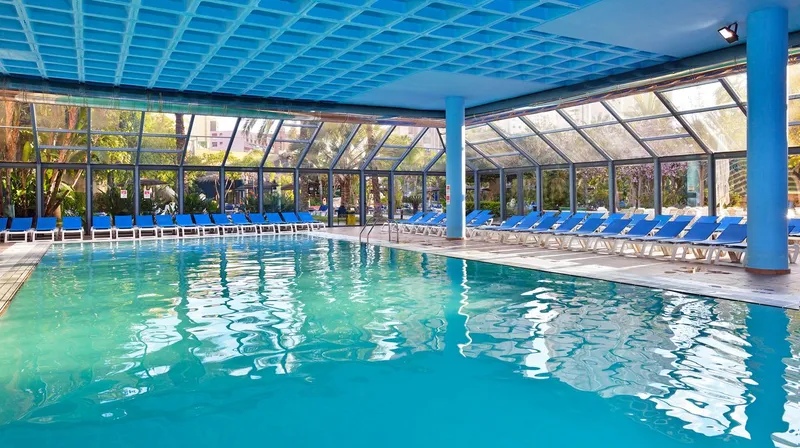Meliá Benidorm: Indoor pool, Pool under a glass roof with blue loungers