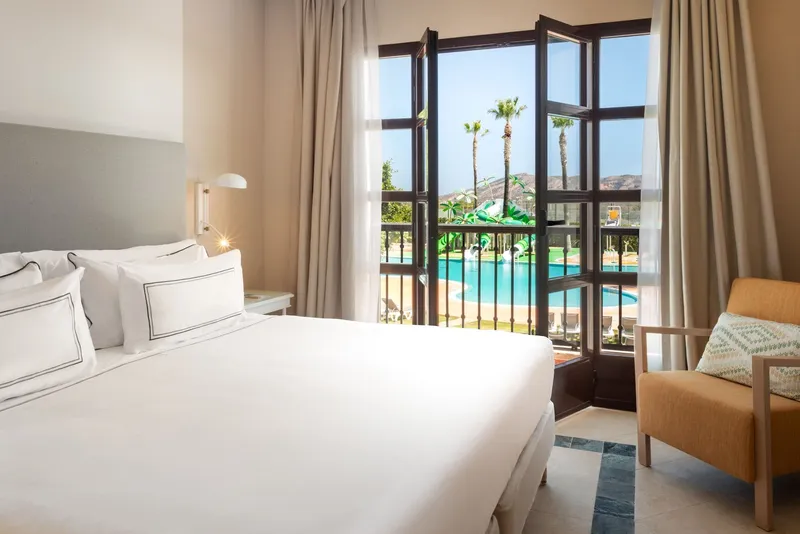 Villaitana: Double room, Double bed with balcony doors open onto the pool