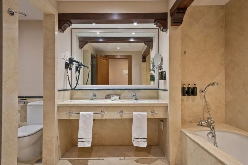 Villaitana: Bathroom, Bathroom with twin basins, bath and marble walls