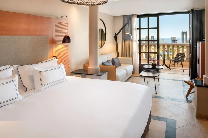 Villaitana: Double room, Double bed, sofa area and balcony with town views