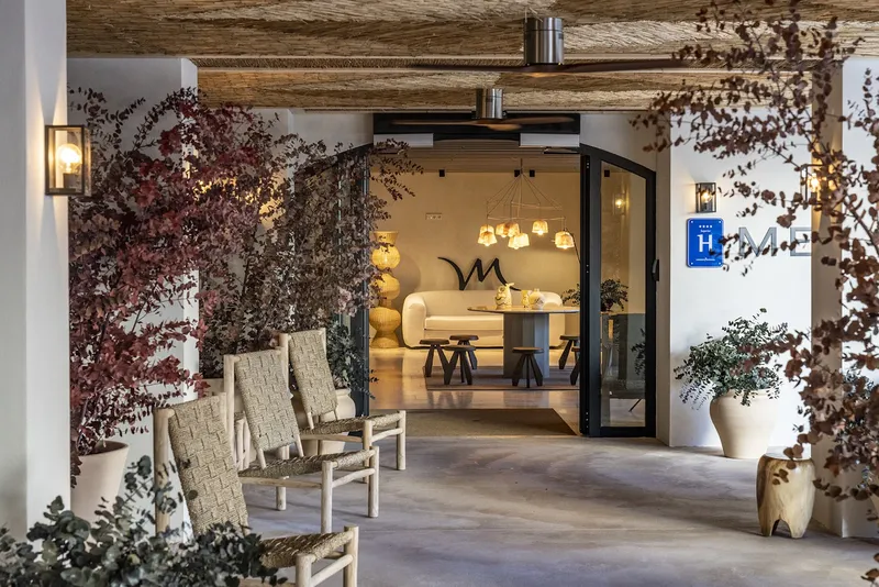 Mercure: Entrance, Shaded entrance with wooden chairs and potted plants