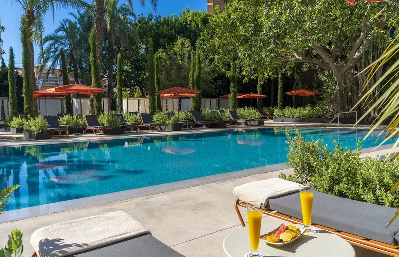 Mercure: Pool, Pool with loungers, red parasols and palm trees