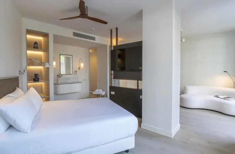 Mercure: Double room, Double bed, open bathroom area and curved sofa