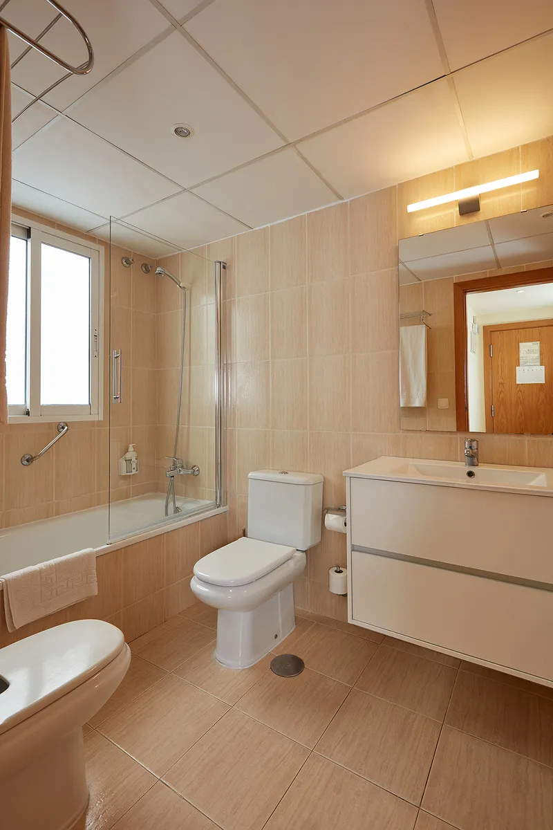 Milord's: Bathroom, Bathroom with bath, toilet and vanity unit