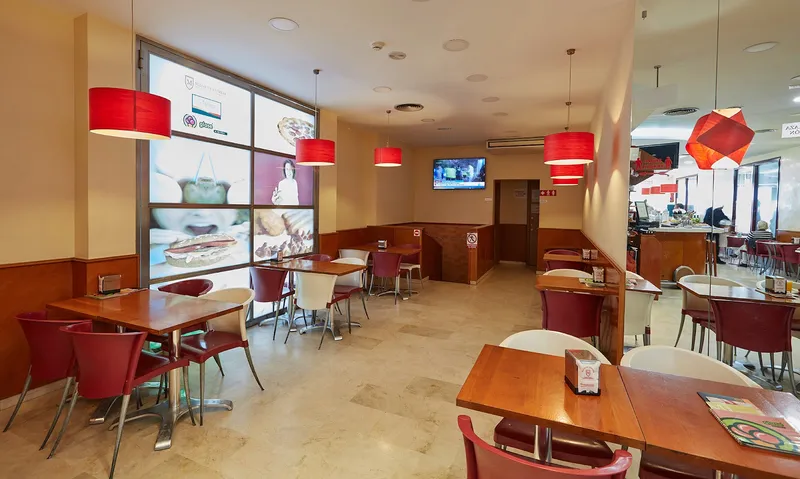 Milord's: Café, Café with red chairs, wooden tables and hanging lamps