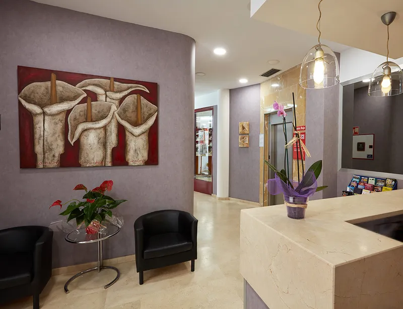 Milord's: Reception, Reception desk with armchairs and wall painting