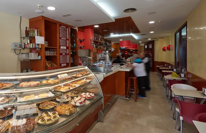 Milord's: Pastry counter, Café counter with a pastry display case