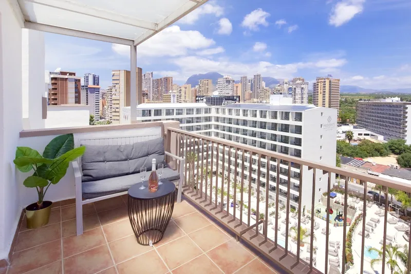 Pretty Payma: Balcony, Balcony with sofa and views over hotels and hills