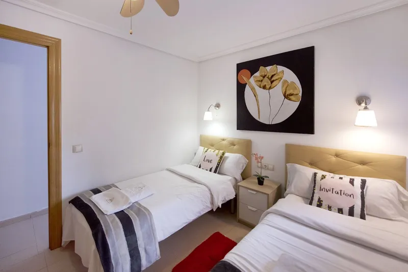 Pretty Payma: Twin room, Two single beds with bedside lamps