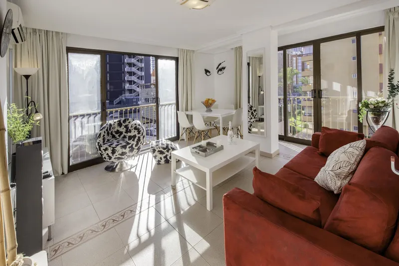 Pretty Payma: Lounge, Red sofa, coffee table and balcony doors