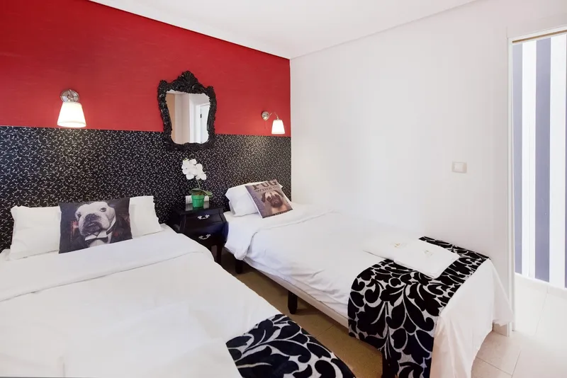 Pretty Payma: Twin room, Two beds below a red feature wall