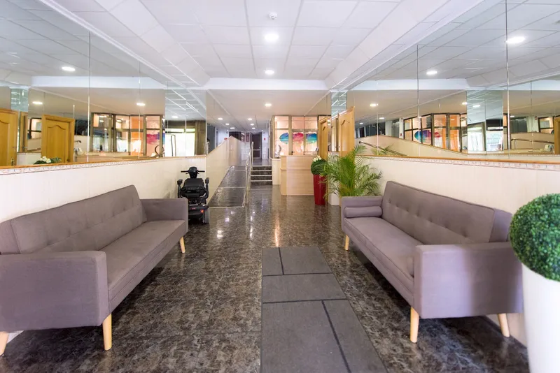 Pretty Payma: Lobby, Entrance hall with two sofas