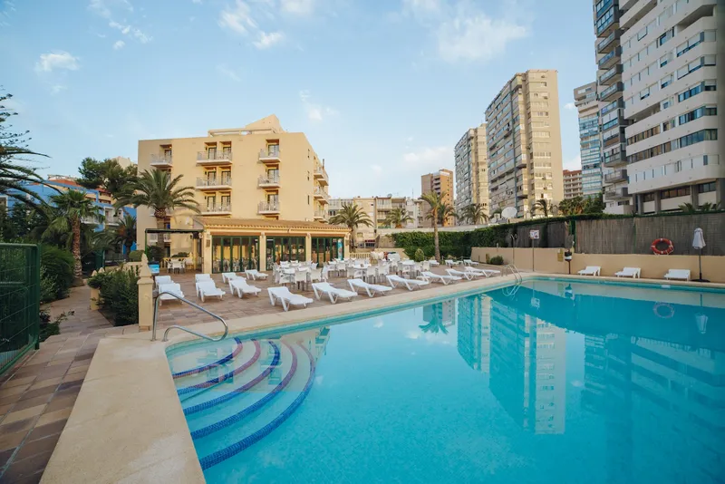 Palm Court: Pool, Pool with loungers in front of the apartment block