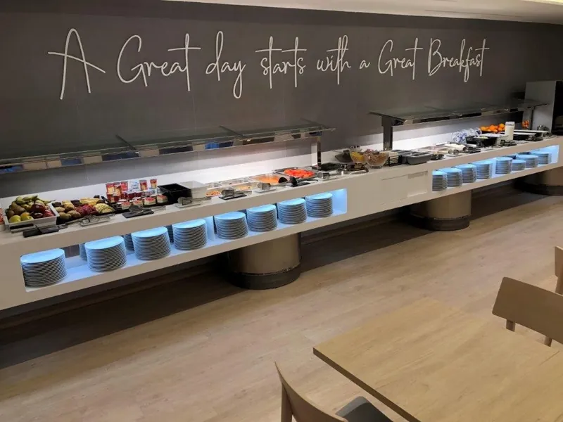 Hotel Perla: Breakfast buffet, Buffet under the breakfast slogan wall