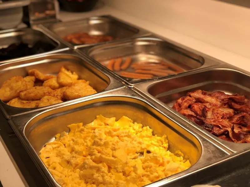 Hotel Perla: Hot breakfast, Scrambled eggs, bacon and sausages