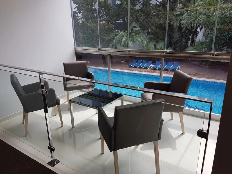 Hotel Perla: Pool lounge, Lounge chairs above the pool