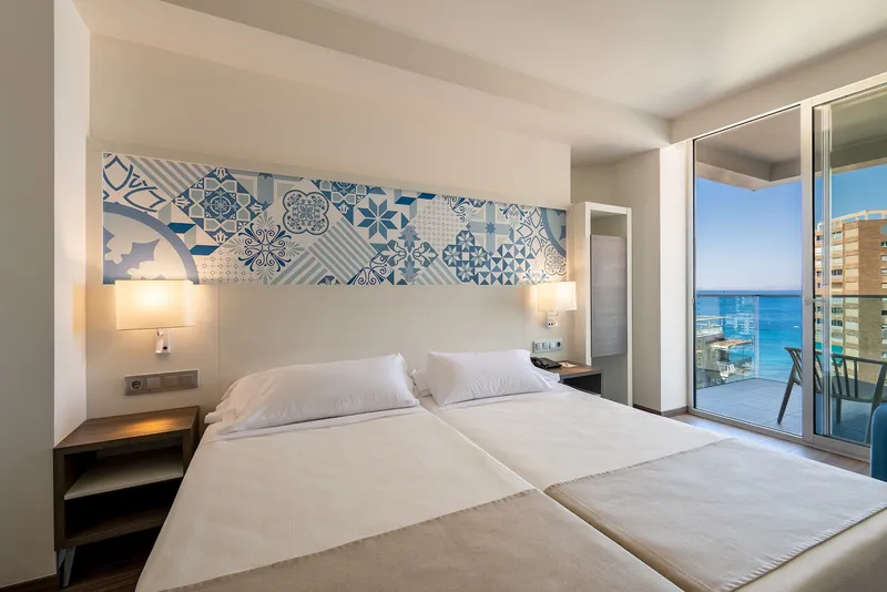 Port Benidorm: Twin room, Twin room with tiled headboard and a sea-view balcony