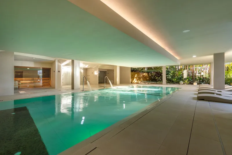 Port Benidorm: Spa pool, Indoor pool with water jets and loungers