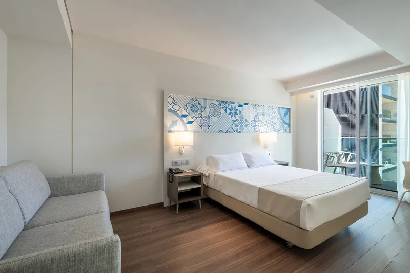 Port Benidorm: Room with sofa, Double room with grey sofa and balcony doors