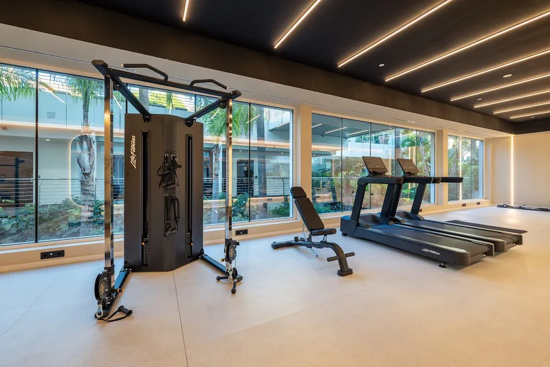 Port Benidorm: Gym, Gym with treadmills, bench and cable machine