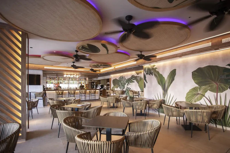 Primavera Park: Bar, Lounge bar with leaf murals