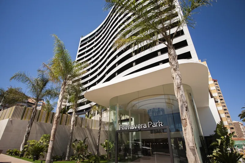 Primavera Park: The hotel, Curved tower and Primavera Park entrance