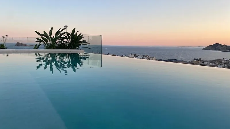 Primavera Park: Infinity pool, Rooftop pool edge at sunset