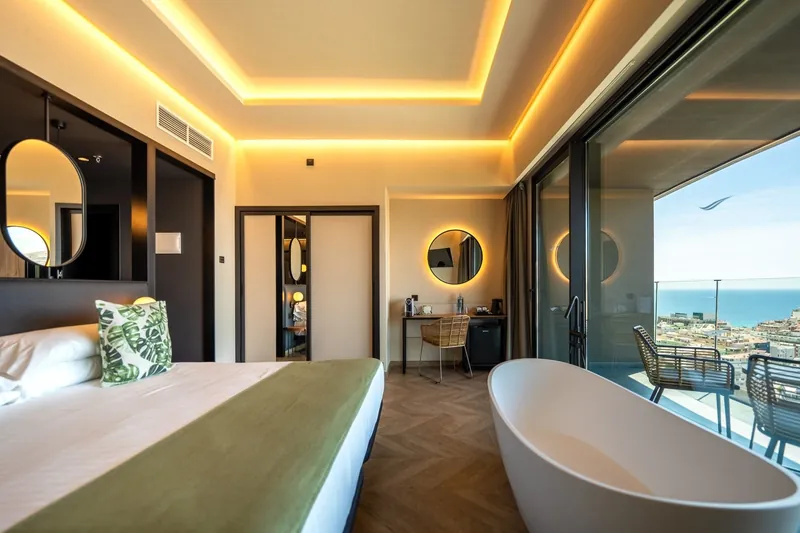 Primavera Park: Suite, Room with a freestanding bath and balcony