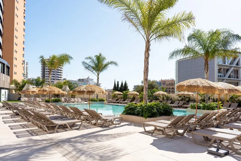 Primavera Park: Sunbeds, Loungers and parasols by the pool