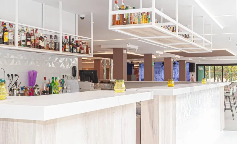 Prince Park: Bar, Pool-side bar