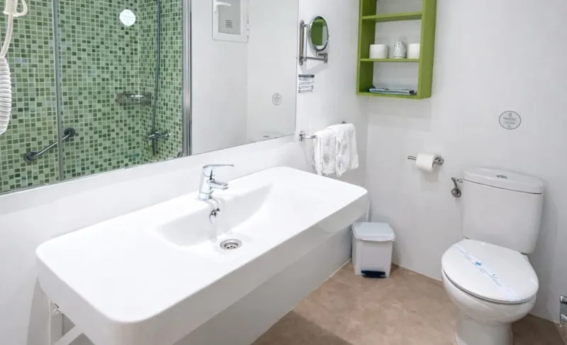 Prince Park: Bathroom, Bathroom with walk-in shower