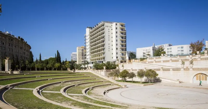 Prince Park: The setting, Hotel above the Parque de l'Aigüera amphitheatre