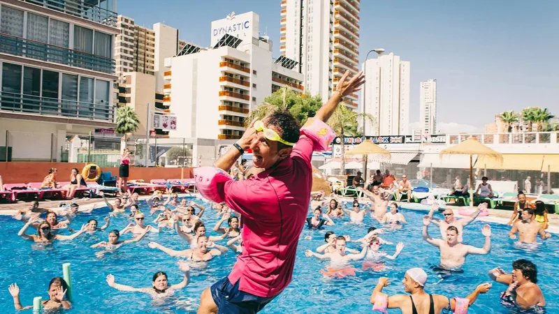 Hotel Regente: Pool games, Animation team running a pool session