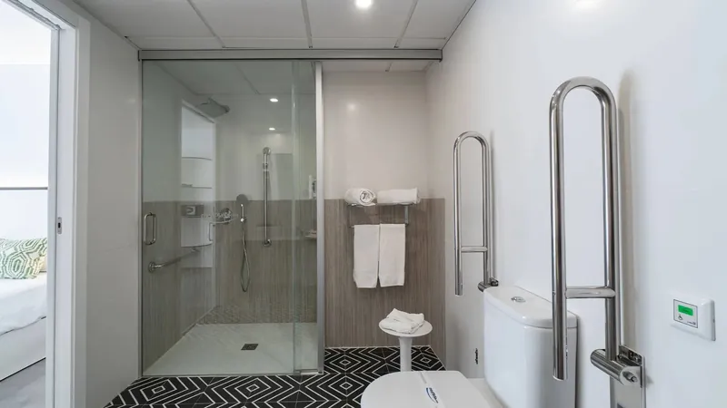 Hotel Regente: Adapted bathroom, Walk-in shower with grab rails
