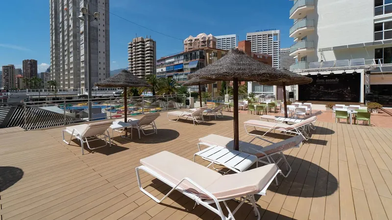 Hotel Regente: Sun deck, Deck with loungers and parasols