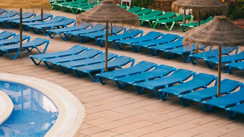 Hotel Regente: Sunbeds, Sunbeds and parasols by the pool