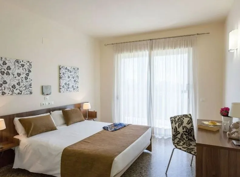 Benidorm Poniente: Double room, Double bed, desk and sheer-curtained window