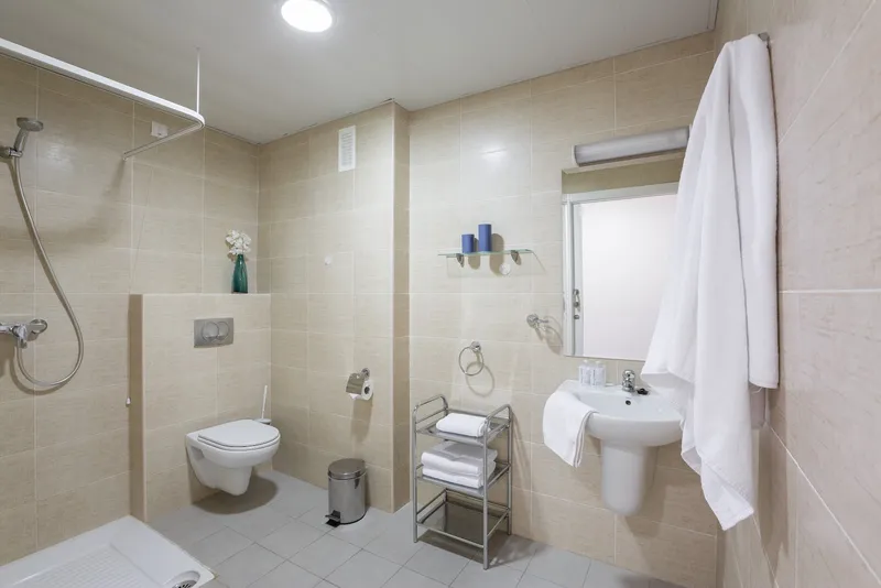 Benidorm Poniente: Bathroom, Walk-in shower with grab rails and basin
