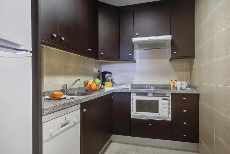Benidorm Poniente: Kitchen, Kitchenette with hob, microwave and dishwasher