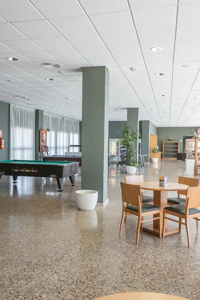 Benidorm Poniente: Games room, Pool table and café tables in a large hall