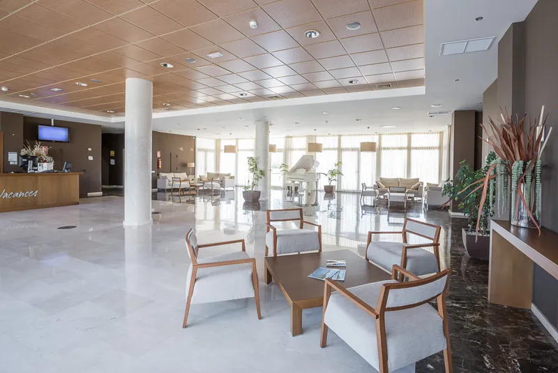 Benidorm Poniente: Lobby, Lobby with armchairs, reception desk and marble floor