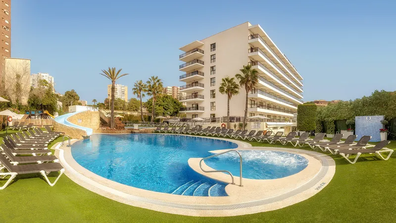 Corona del Mar: Pool, Curved pool with loungers on the lawn below the hotel