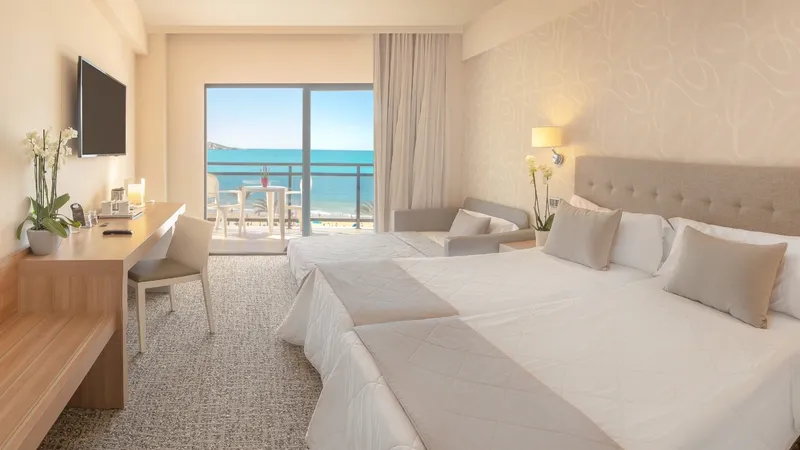 Corona del Mar: Sea-view room, Twin beds, desk and balcony doors facing the sea